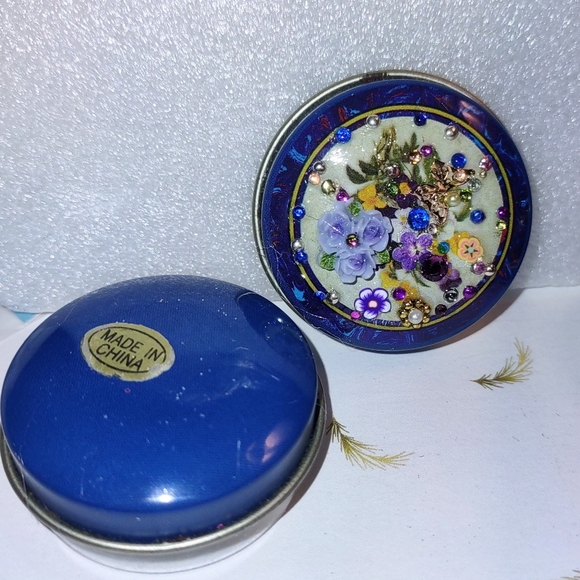 Pill Case Container Round Tin - Picture 9 of 15